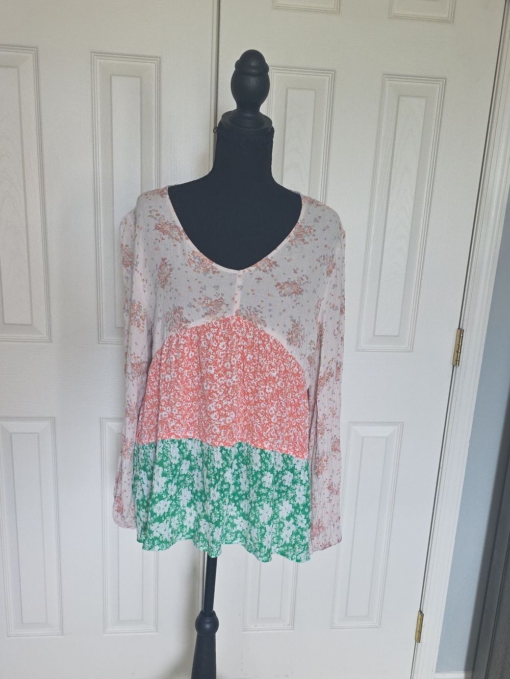 ODDY Floral Colorblock V-Neck Tunic in Coral, Green & Cream